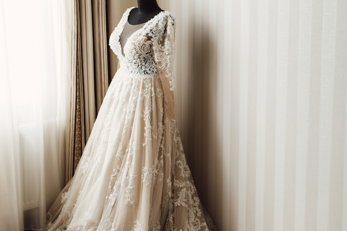 Satin vs Chiffon: Bridesmaid and Wedding Dress Guide - Zelouf Fabrics Satin vs Chiffon: Bridesmaid and Wedding Dress Guide - Zelouf Fabrics